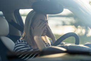 mujer estresada llorando en el coche