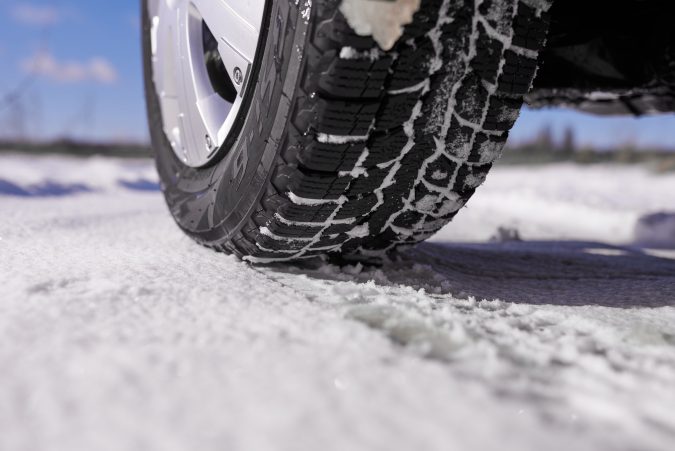 neumáticos de invierno por una carretera nevada