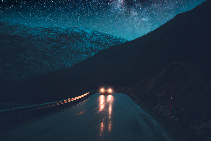 coche circulando de noche carretera de monatña