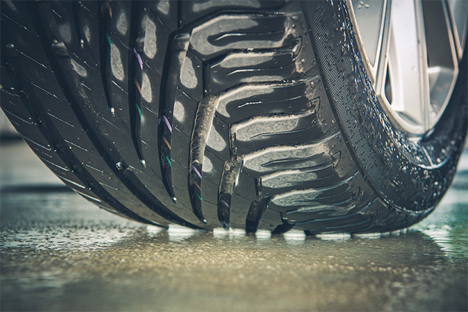 pneumático encima de suelo mojado